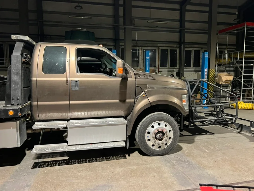 Ford F750 a műhelyben, külső vezetőüléssel és tartókerettel