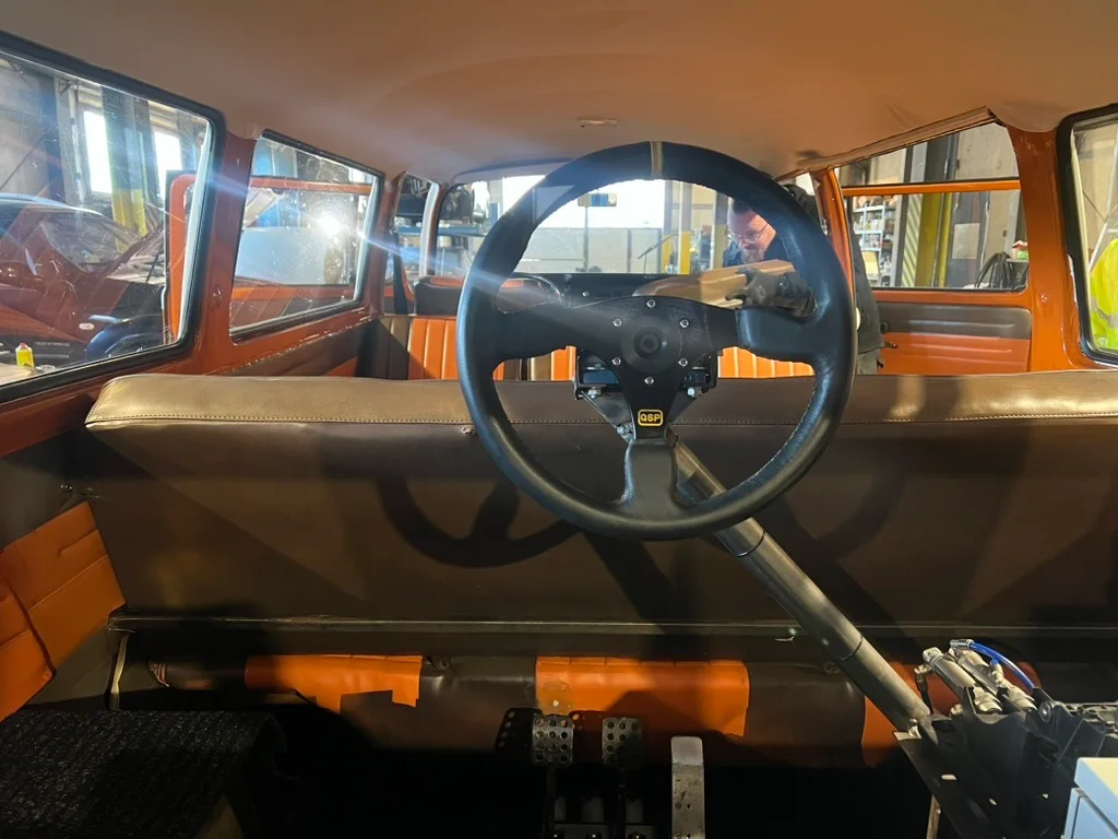 Volkswagen T2 belseje áthelyezett kormánykerékkel és pedálokkal