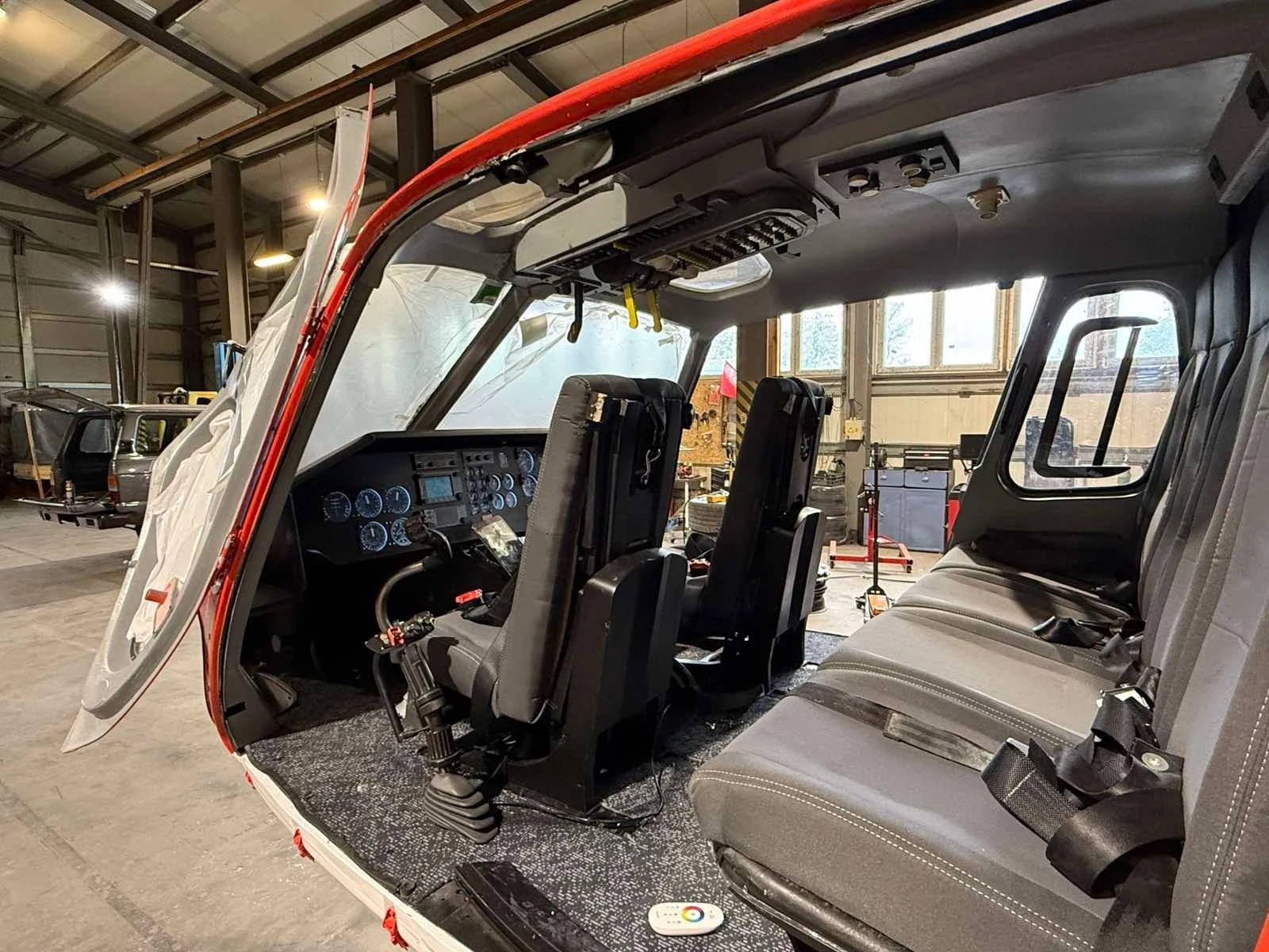 Airbus AS355 helikoptermakett módosítása a BPV műhelyében