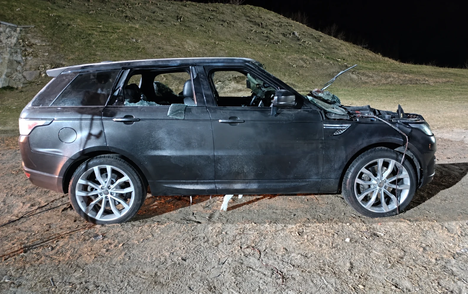 Sérült karosszériájú Range Rover filmes tűzeffekt-jelenet után