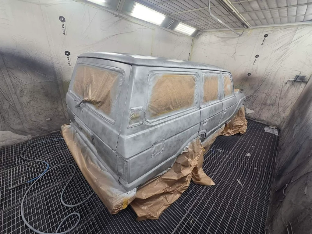Maszkolt és alapozott Land Cruiser hátulról, a fényezőfülkében