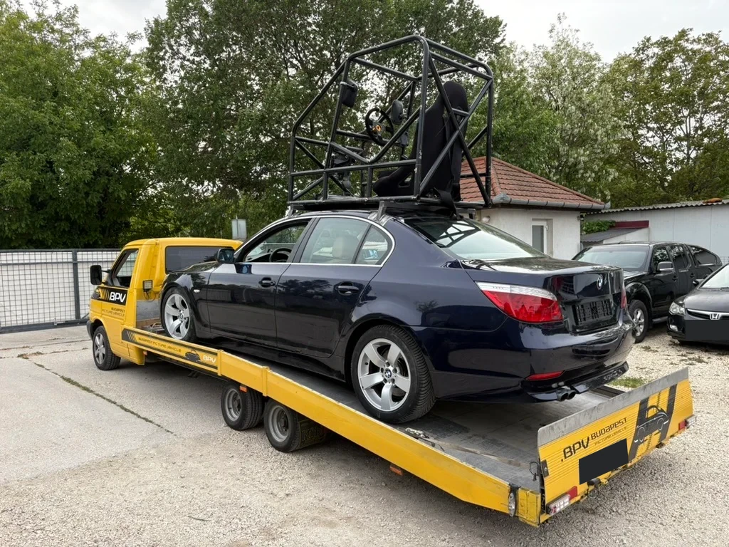 Szállítójárművön álló BMW 5-ös sorozat, a tetőre szerelt POD-vezetőállással