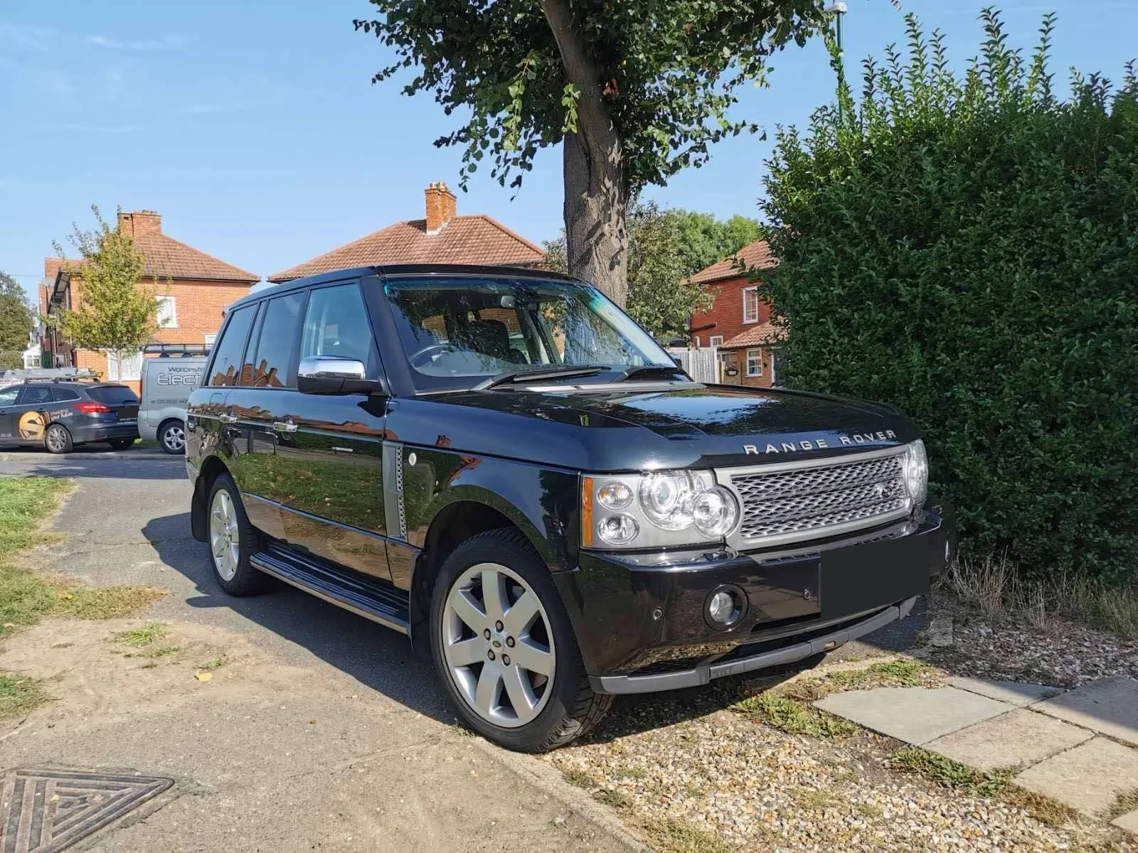 Land Rover Range Rover, right-hand drive — photograph from the original BPV booklet (page 211, image 1)