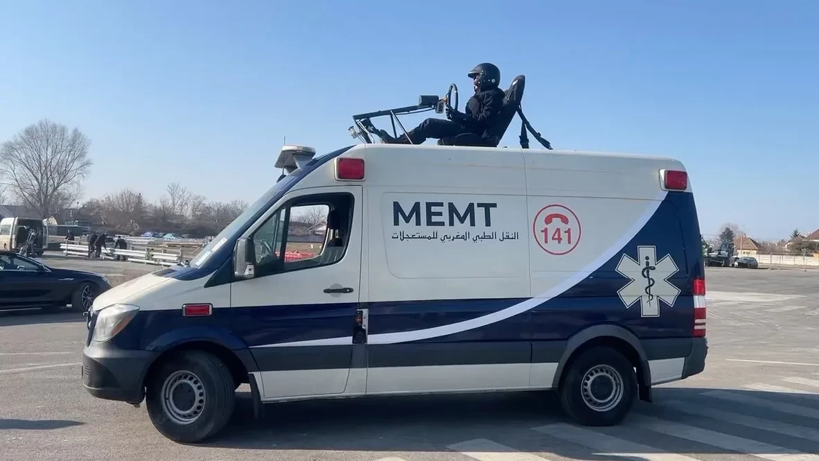 Mercedes Sprinter mentőautó, a tetőre szerelt vezetőállásban ülő sofőrrel
