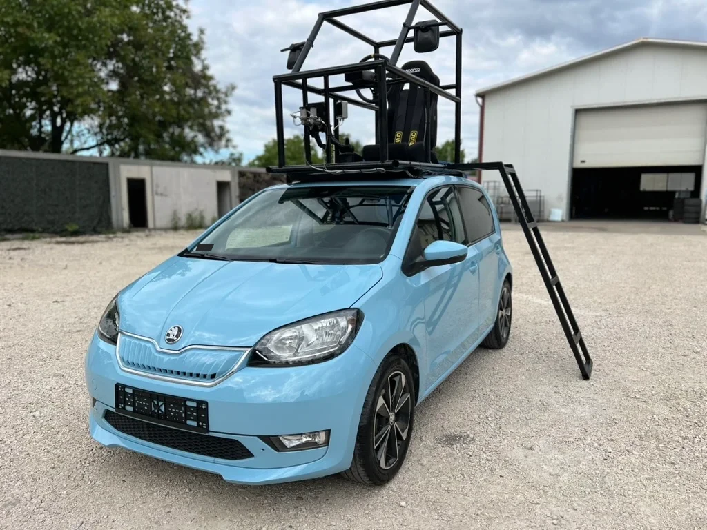 Škoda Citigo elölről, a tetőre szerelt POD-vezetőállással