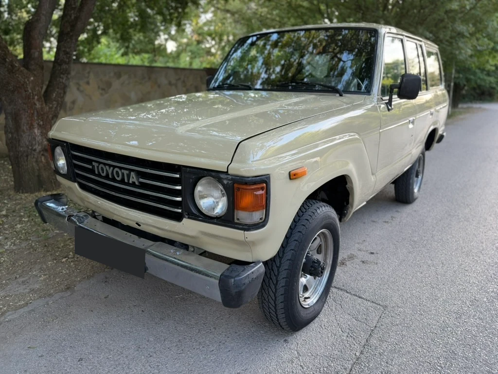 Az elkészült bézs Land Cruiser elölről és oldalról, egy másik szögből
