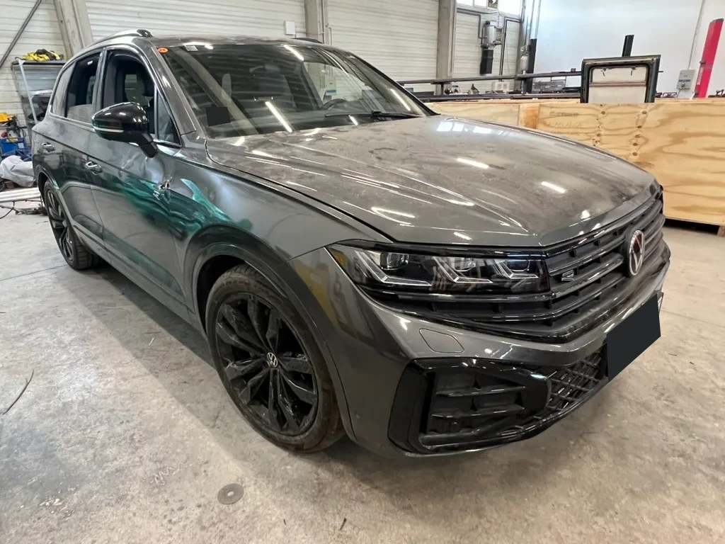 Volkswagen Touareg elölről a műhelyben