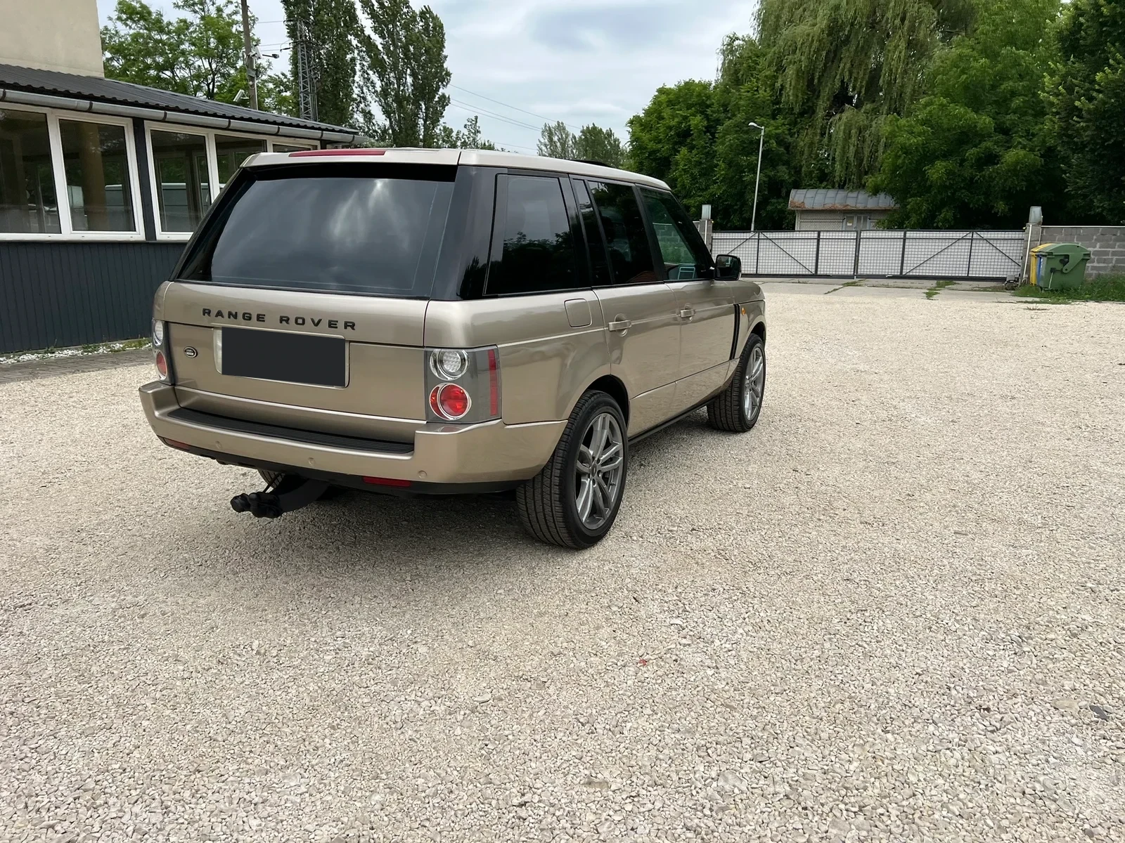 Land Rover Range Rover — photograph from the original BPV booklet (page 132, image 4)