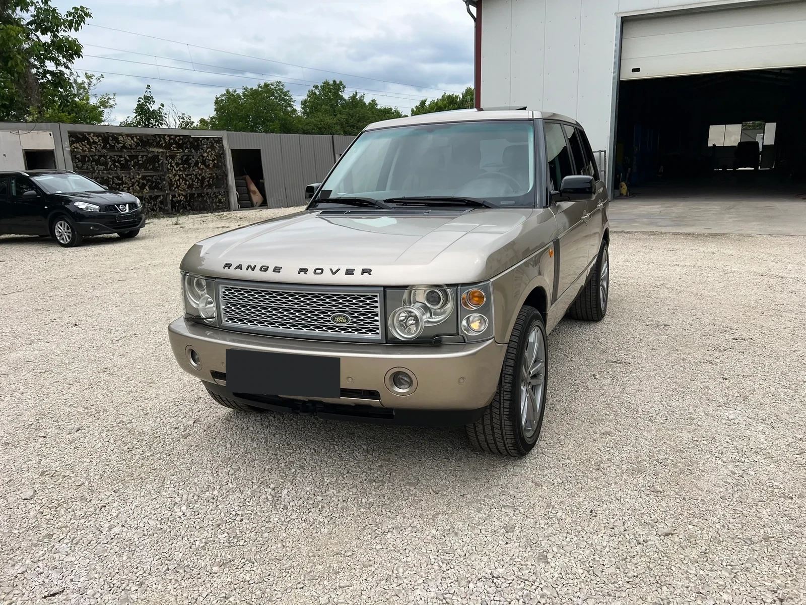 Land Rover Range Rover — photograph from the original BPV booklet (page 132, image 3)