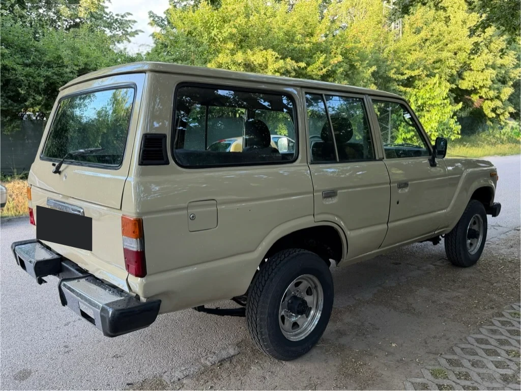 Az elkészült bézs Land Cruiser hátulról és oldalról